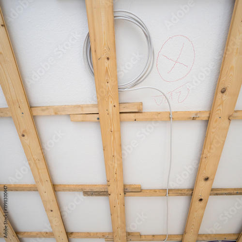 Latten unter der Zimmerdecke, Unterkonstruktion für eine Holzdecke, Stromkabel