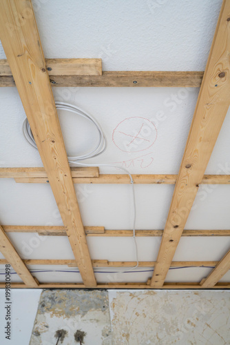Latten unter der Zimmerdecke, Unterkonstruktion für eine Holzdecke, Stromkabel