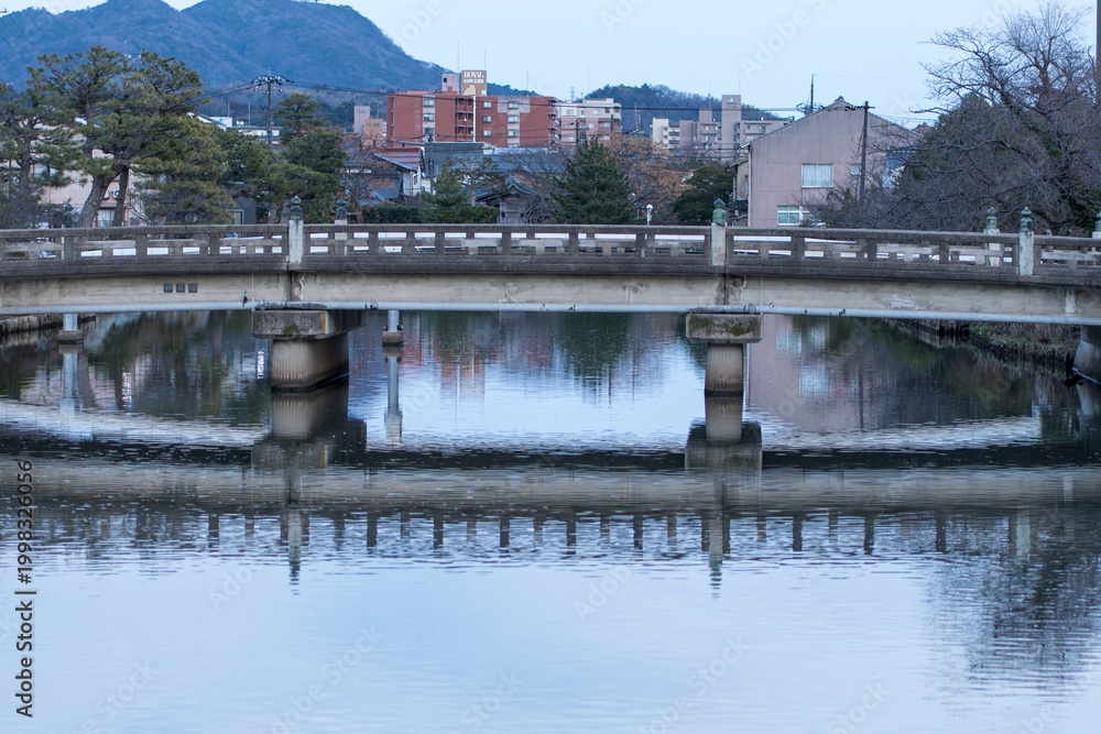 Fototapeta premium 川に反射する橋