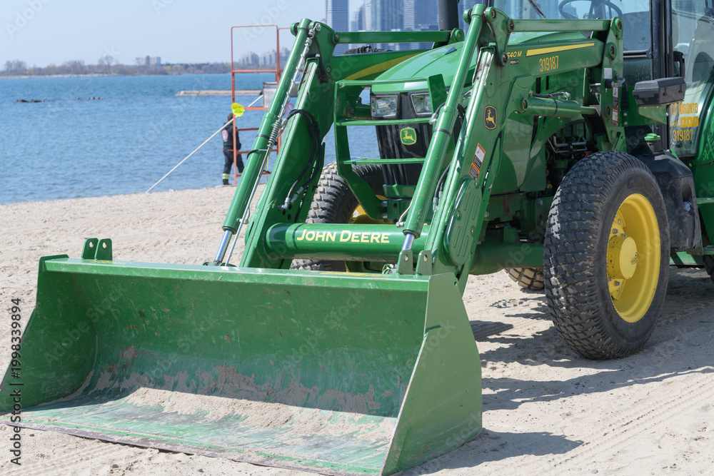 Obraz premium bulldozer on the beach at Sunnyside Toronto