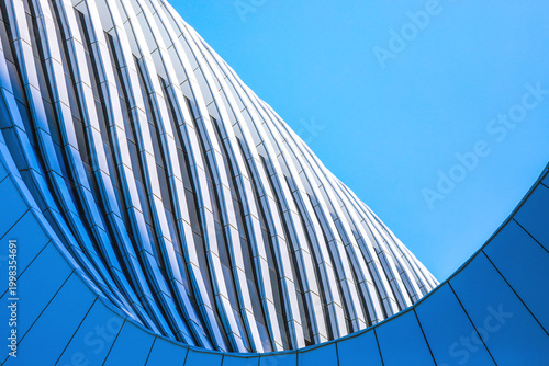 Obraz na plátně Modern building facade featuring dynamic architectural curves and flowing lines