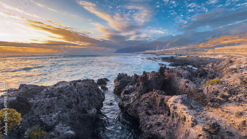 Foto Golden hour light over rocky ocean coast in tropical island Tenerife Spain