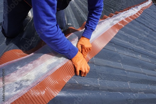 Konstfotografi Installation of a roof ridge ventilation and sealing system