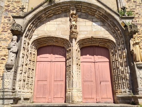 Portail classé de l'église St Pierre de Mauron