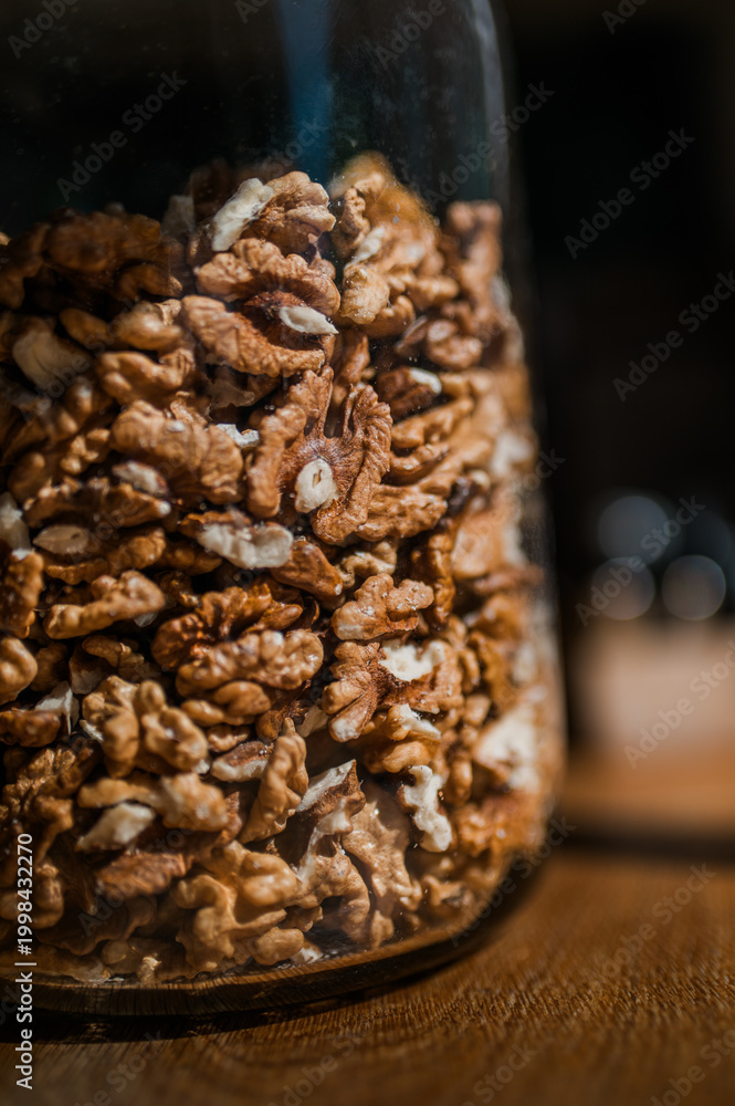 Obraz premium Walnuts in a glass jar