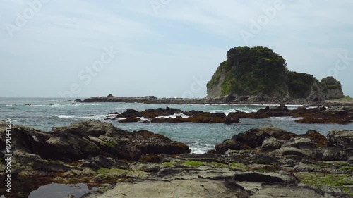 三浦半島の地磯と東風崎の海景