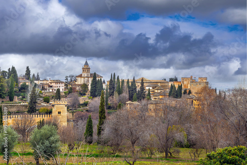 Foto Ancient towers of Alhambra seen from lush Generalife gardens in Granada, Spain