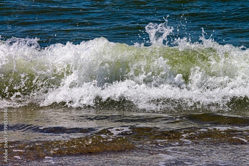 schäumende Wellen am Strand