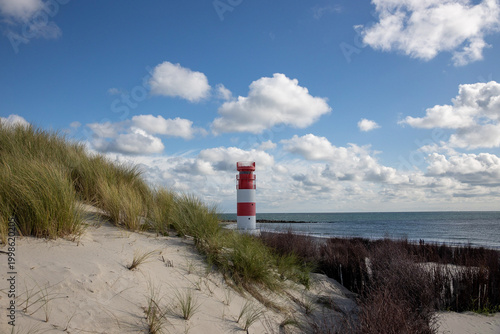 Leuchtturm an der Küste von Helgoland mit Dünenlandschaft und Nordsee in Schleswig-Holstein