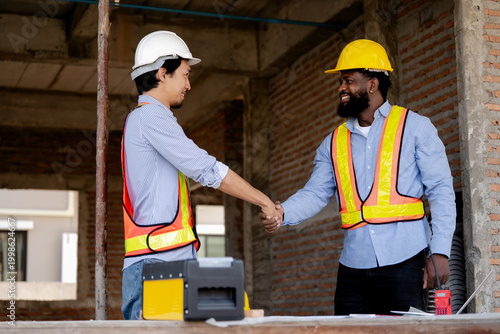 Foto Engineer and construction worker discussing building plan at site, pointing direction with clipboard, teamwork, safety gear, construction planning concept