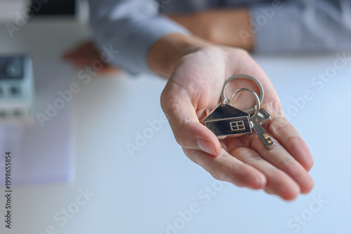 Foto Hand giving house key