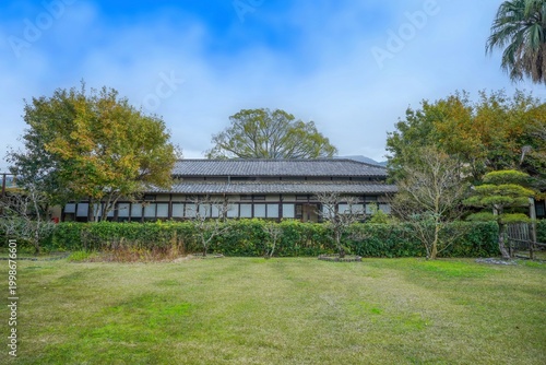 日本の伝統的な古民家と美しい庭園の風景