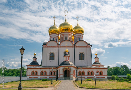 Quadro su tela Majestic Assumption Cathedral at Valdai Iversky Monastery showcasing golden onio