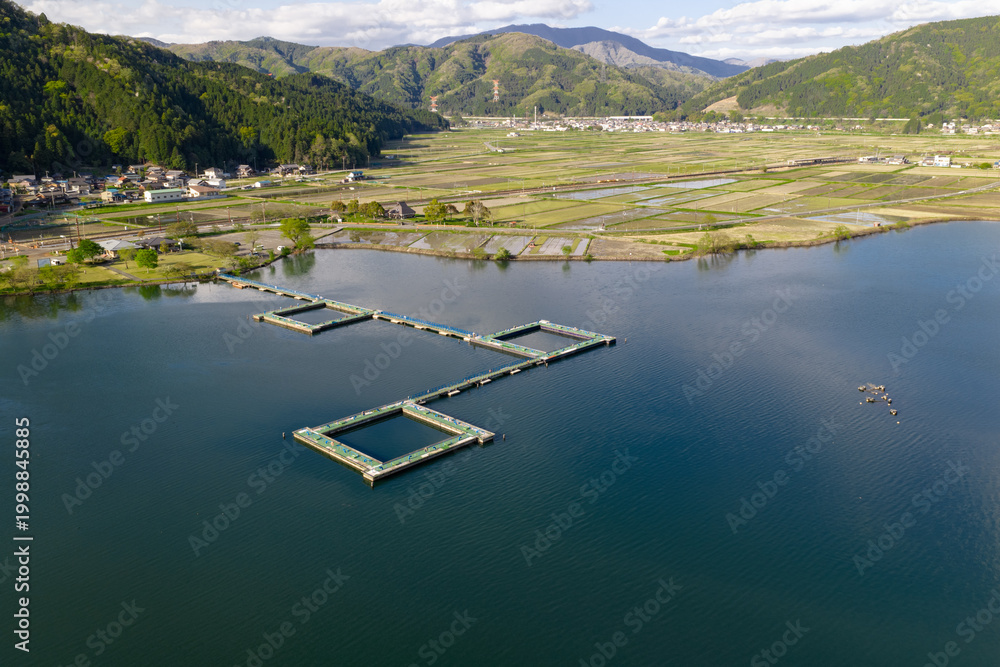 Obraz premium 余呉湖、川並桟橋（ドローンによる空撮）