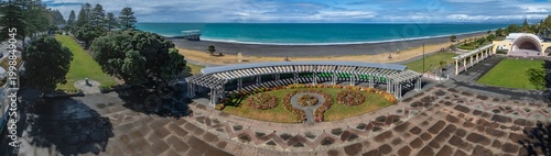 фотографія Aerial view of the Colonnade and Sunken Gardens in Napier, New Zealand