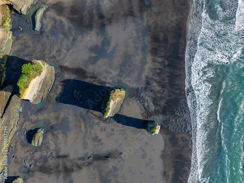 Εκτύπωση καμβά Aerial view of the Three Sisters and Elephant Rock formations on the Tongaporutu Beach in the Taranaki region of New Zealand