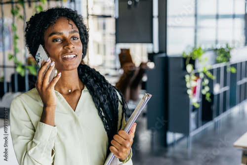 Bilde på lerret Reassuring black recruiter conducting hybrid interview