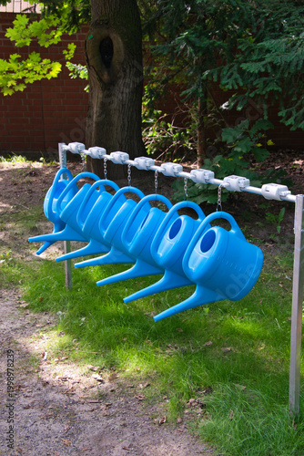 Gießkannen Leihstation auf einem Friedhof in Köln