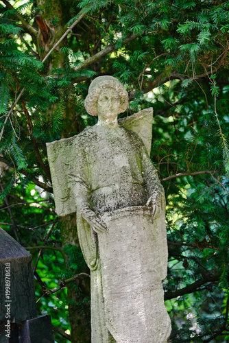 eine Engel mit einer Tafel in der Hand auf einem Friedhof in Köln