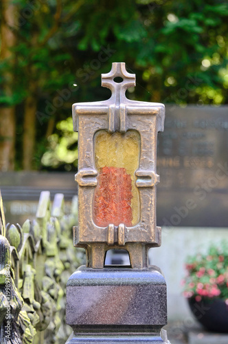schönes Grablicht aus Bronze auf einem Friedhof in Köln
