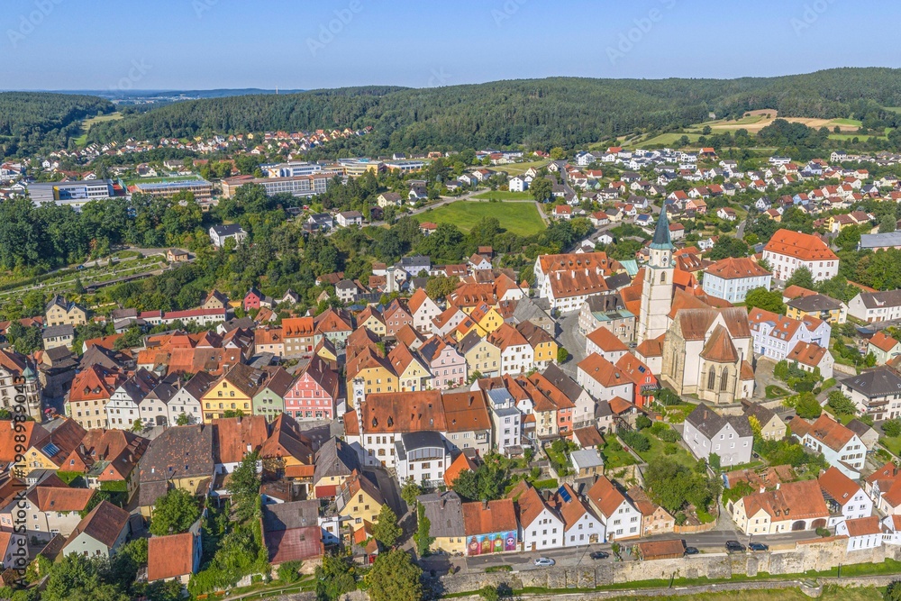 Obraz premium Ausblick auf Nabburg im Oberpfälzer Wald in Ostbayern aus der Vogelperspektive