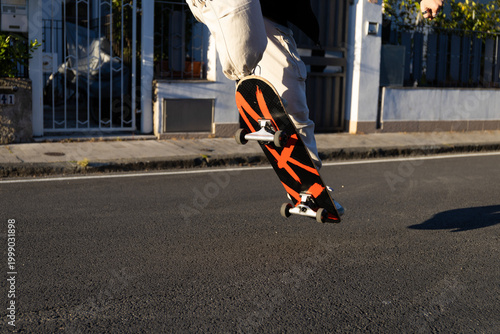 Canvastavla Skater che esegue un ollie su strada su asfalto al tramonto