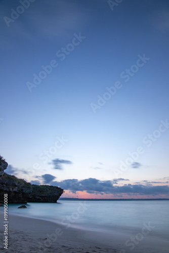 夕暮れの宮古島砂山ビーチと静かな海