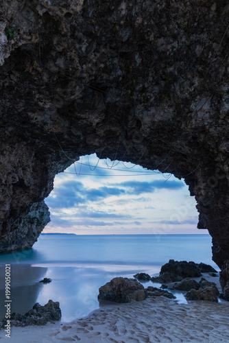 砂山ビーチの洞窟から望む静かな海