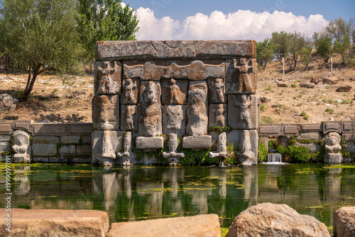 Fotografía The ancient Eflatunpinar Hittite Monument with its sacred water spring in Beyseh