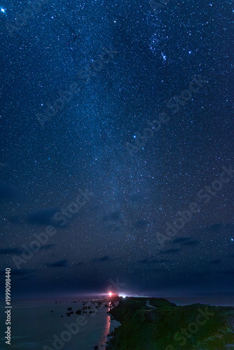 宮古島の東平安名崎灯台と天の川の星空絶景