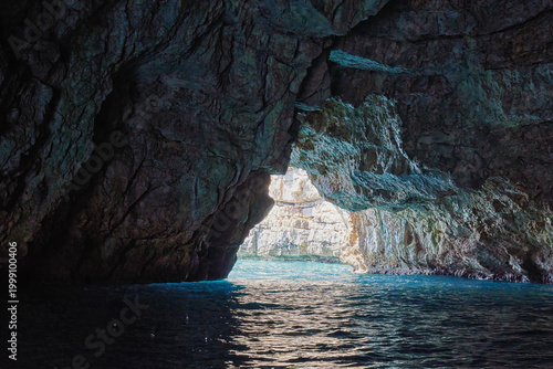 Φωτογραφία Dramatic view from inside a dark sea grotto looking out at turqu