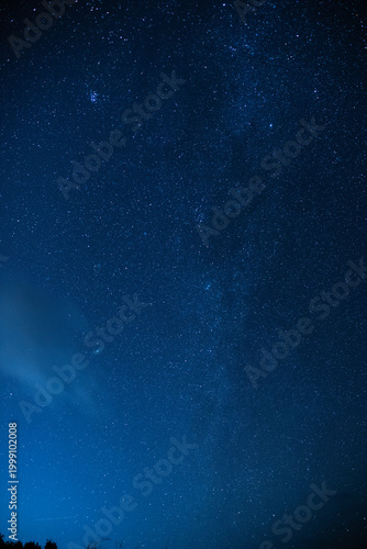 宮古島で満天の星が輝く青い夜空