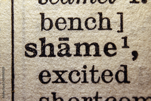 Foto Word shame on dictionary page, macro close up