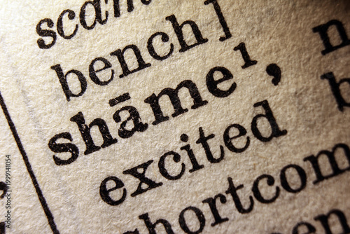 Foto Word shame on dictionary page, macro close up