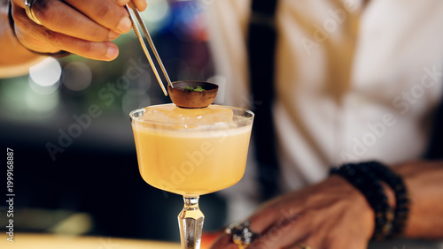 Foto Bartender carefully placing an artistic garnish on a professionally mixed cockta