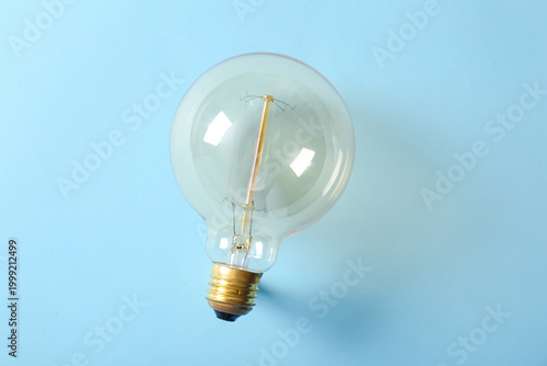 Round retro light bulb on b...