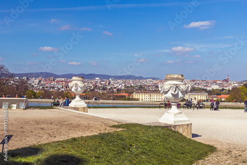 Foto Panoramic view of Schonbrunn Palace and Vienna city skyline from Gloriette hill