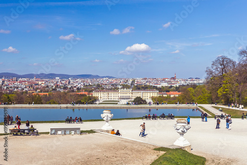 Foto Panoramic view of Schonbrunn Palace and Vienna city skyline from Gloriette hill