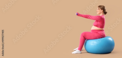 Sporty pregnant woman train...