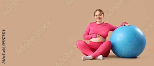 Sporty pregnant woman with ...