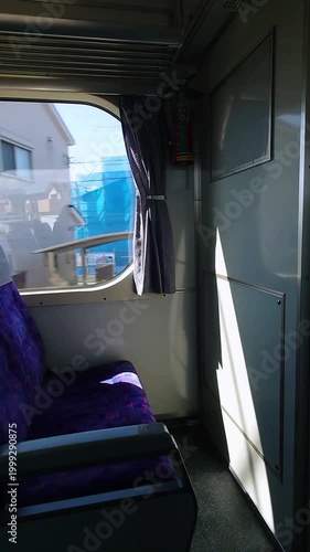特急列車の座席から眺める日本の住宅街と車窓