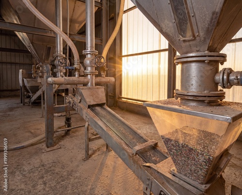 Fotografi Modern industrial machinery efficiently transporting granular materials on a con