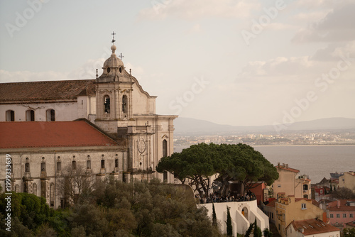 Cuadro en lienzo Historic church facade overlooking Lisbon rooftops and skyline