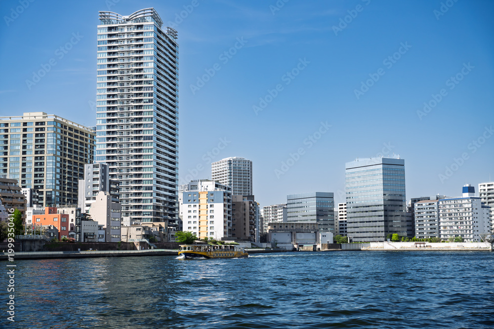 Fototapeta premium 隅田川を走る東京都観光汽船の海舟 東京都中央区