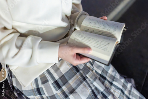 夜の屋外で本を読む女性のライフスタイル写真
