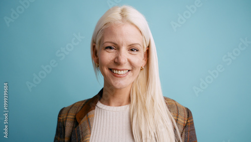 Cuadro en lienzo Blonde woman with a natural smile looking directly at the camera, conveying happ