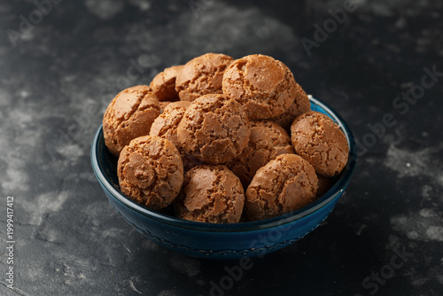 Foto Amaretti biscuits, a traditional Italian sweet and crunchy almond cookies