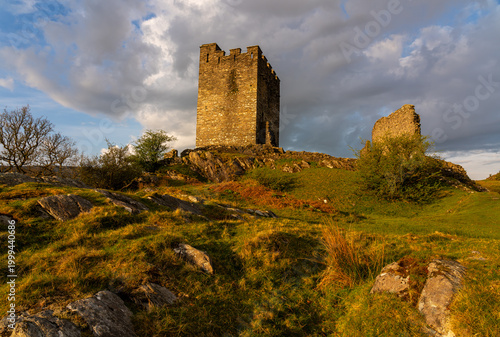 Foto Dolwyddelan Castle keep and ruined walls bathed in warm morning light on a grass