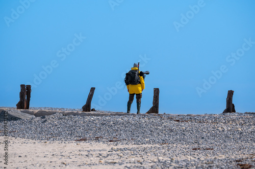 Wanderer auf Deich im Wind