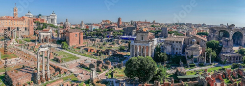 Foto ROME, ITALY - MAY 31, 2017: Panoramic view over the ruins of the Roman Forum with the Monument Nazional a Vittorio Emanuele II in the background